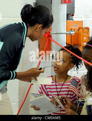 RAF MILDENHALL, England -- First Lady Michelle Obama begrüßt US-Militärfamilien bei RAF Mildenhall hier am 29. Juli 2012. Familien, die RAF Mildenhall, RAF Lakenheath und dem 501. Kampfunterstützungs-Flügel zugeordnet waren, gehörten zu den Familien, mit denen die erste Dame vor ihrer Abreise traf. Obama hielt an der Basis als Teil der Initiative der Vereinten Kräfte. Während ihres Aufenthalts in Großbritannien traf die First Lady im Rahmen von Let’s Move mit rund 1,000 britischen und amerikanischen Kindern zusammen. Kampagne und war auch die US-Präsidentendelegation für die Eröffnungsfeier der Olympischen Spiele 2012. Stockfoto