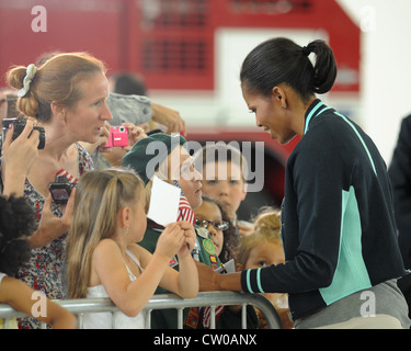 RAF MILDENHALL, England -- First Lady Michelle Obama begrüßt hier am 29. Juli 2012 Freedom Scott Tansley und andere US-Militärfamilien bei RAF Mildenhall. Obama hielt an der Basis als Teil der Imitation der Vereinten Kräfte. Während ihres Aufenthalts in Großbritannien traf die First Lady im Rahmen von Let’s Move mit rund 1,000 britischen und amerikanischen Kindern zusammen. Kampagne und war auch die US-Präsidentendelegation für die Eröffnungsfeier der Olympischen Spiele 2012. Stockfoto