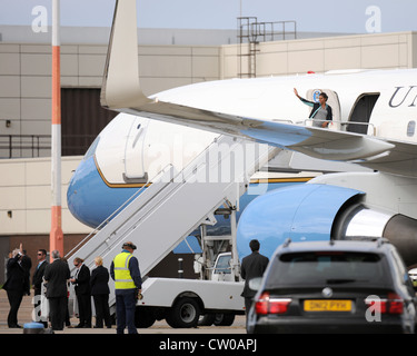 RAF MILDENHALL, England -- die erste Dame Michelle Obama winkt US-Militärfamilien bei RAF Mildenhall hier am 29. Juli 2012 zu. Familien, die RAF Mildenhall, RAF Lakenheath und dem 501. Kampfunterstützungs-Flügel zugeordnet waren, gehörten zu den Familien, mit denen die erste Dame vor ihrer Abreise traf. Obama hielt an der Basis als Teil der Initiative der Vereinten Kräfte. Während ihres Aufenthalts in Großbritannien traf die First Lady im Rahmen von Let’s Move mit rund 1,000 britischen und amerikanischen Kindern zusammen. Kampagne und war auch die US-Präsidentendelegation für die Eröffnungsfeier der Olympischen Spiele 2012. Stockfoto