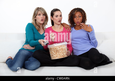 Drei Frau Essen Popcorn, während Film anschauen Stockfoto