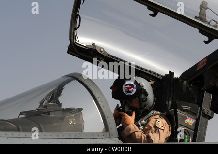 SÜDWESTASIEN – USA Air Force Capt. Jeffrey Yeates, Pilot der 123rd Fighter Squadron, legt seine Maske vor dem Start am 30. Juli 2012 an. Yeates, ein gebürtiger Vancouver, Washington, ist Mitglied der Oregon Air National Guard und wird zur Unterstützung der 122nd Expeditionary Fighter Squadron eingesetzt. Stockfoto