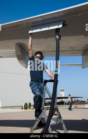 Aircrewman Mechanical Second Class David Adams, der dem Lonestar Express der Flottenlogistik-Unterstützungsstaffel (VR) 59 zugewiesen wurde, treibt einen C-40A Clipper an Bord des NAS Fort Worth JRB neu an. Fleet Logistics Support Wing wurde gegründet, um die einzigartige Flotte der Marine Essential Airlift Flugzeuge auf weltweiter Basis zu betreiben. Die Mission der Marine bietet reaktionsschnellen, flexiblen und schnell einsetzbaren Support für die Luftlogistik und stellt 100 Prozent der intra-Theater-Luftlogistik der Marine dar. Stockfoto