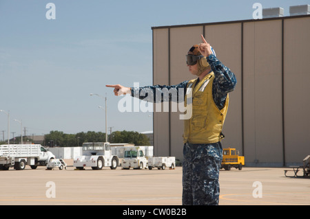 Aircrewman Mechanical Second Class David Adams, der dem Lonestar Express der Flottenlogistik-Unterstützungsstaffel (VR) 59 zugewiesen ist, fährt vor Taxiverfahren an Bord des NAS Fort Worth JRB durch. Fleet Logistics Support Wing wurde gegründet, um die einzigartige Flotte der Marine Essential Airlift Flugzeuge auf weltweiter Basis zu betreiben. Die Mission der Marine bietet reaktionsschnellen, flexiblen und schnell einsetzbaren Support für die Luftlogistik und stellt 100 Prozent der intra-Theater-Luftlogistik der Marine dar Stockfoto