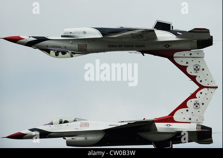 Major J. R. Williams, Thunderbird 5, Lead Solo Pilot und Captain Blaine Jones, Thunderbird 6, gegnerischer Solo Pilot, führen den Calypso Pass während der Arctic Thunder Air Show in der Joint Base Elmendorf-Richardson, Alaska, 28. Juli 2012. Stockfoto