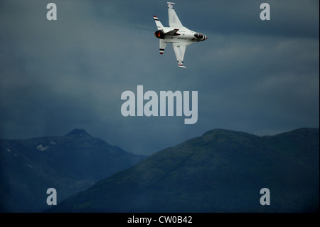 Major J. R. Williams, Thunderbird 5, Lead Solo Pilot, schließt ein Sneak Pass Manöver während der Arctic Thunder Air Show in der Joint Base Elmendorf-Richardson, Alaska, 28. Juli 2012 ab. Stockfoto