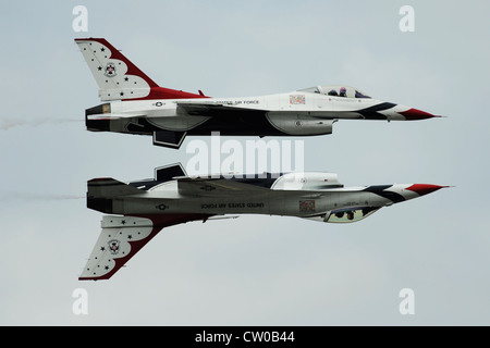 Major J. R. Williams, Thunderbird 5, Lead Solo Pilot und Captain Blaine Jones, Thunderbird 6, gegnerischer Solo Pilot, führen den Reflection Pass während der Arctic Thunder Air Show in der Joint Base Elmendorf-Richardson, Alaska, 28. Juli 2012 durch. Stockfoto