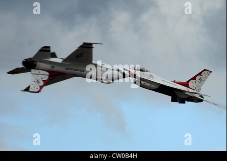 US Air Force major j.r. Williams, Thunderbird 5 führen Solo-Pilot und Kapitän Blaine Jones, Thunderbird 6, gegnerischen Solo Pilot, durchführen der Inverted entgegensetzende Messers Schneide während der Arctic Thunder Air Show am gemeinsamen Basis Elmendorf-Richardson, Alaska, 29. Juli 2012. Stockfoto