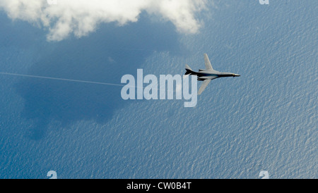 Ein B-1B Lancer von der Dyess Air Force Base, Texas, fliegt über den Atlantik, bevor er von einem KC-135 betankt wird, der dem 100. Luftbetankungsflügel, RAF Mildenhall, am 31. Juli 2012, zugewiesen wurde. Der B-1B Lancer ist ein Multi-Mission-Bomber, der die größte Nutzlast sowohl von geführten als auch von nicht geführten Waffen im US-Luftwaffenbestand tragen kann. Stockfoto