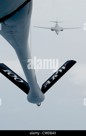 A B-1B Lancer von Dyess Air Force Base, Texas, Ansätze einer 100 Luftbetankung Flügel KC-135 Stratotanker Juli 31., 2012. Sobald genug, um die KC-135 schließen, wird der Lancer verbindet sich mit dem Ausleger Kraftstoff zu bekommen. Stockfoto