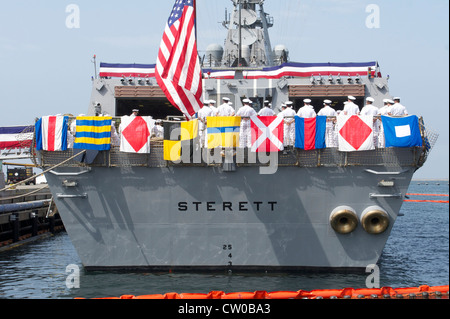 Der Lenkraketen-Zerstörer USS Sterett (DDG 104) hält eine Befehlsänderung auf dem Marinestützpunkt San Diego ab. Stockfoto