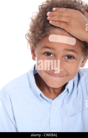 Kleiner Junge mit Gips auf Kopf Stockfoto