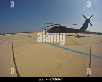 Gemeinsame Terminal-Angriffskontrolleure der US Air Force vom 227. Air Support Operations Squadron, 177. Fighter Wing, New Jersey Air National Guard, bereiten sich darauf vor, am 2. August mit Soldaten des 1.-150. Sturmhubschrauber-Bataillons der New Jersey Army National Guard am internationalen Flughafen Atlantic City zu fliegen. NJ. Das gemeinsame Training beinhaltete die Üben Angriffe der JTAC von einem UH-60 Blackhawk Hubschrauber, gefolgt von einem 10 Meilen Ruck marsch. Stockfoto