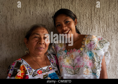 Ältere Frau mit jüngeren Frauen in Maya-Kleid. Stockfoto