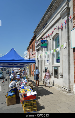 Marktstände auf Weststraße, Bridport, Dorset, England, Vereinigtes Königreich Stockfoto