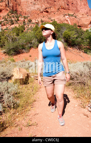 USA-Utah, Frau Wandern und betrachten Landschaft am Kolob Canyons im Zion National Park. Stockfoto