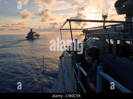 Der Ticonderoga-Klasse-Geschoss-Kreuzer USS Cape St. George (CG 71) nähert sich dem Military Sealift Command Fleet Replenishment Öler USNS Guadalupe (T-AO 200) für eine Nachschub-at-Sea. Cape St. George wird als Teil der Carrier Strike Group (CSG) 9 eingesetzt, die im 6. Zuständigkeitsbereich der US-Flotte zur Unterstützung maritimer Sicherheitsoperationen und der Zusammenarbeit im Bereich der Theatersicherheit tätig ist. Stockfoto