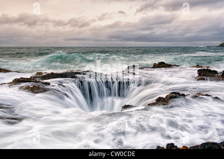 Thors gut ist durch den Sturm Flut an Oregons Cape Perpetua Naturgebiet Gefahren immer wieder aufgefüllt. Stockfoto