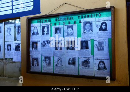 Plakate mit Bildern vermisster Kinder vor dem Büro der nationalen Transitpolizei im Busbahnhof La Paz, Bolivien Stockfoto