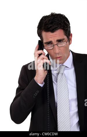 Mann, die überraschende Nachricht auf dem Handy empfangen Stockfoto