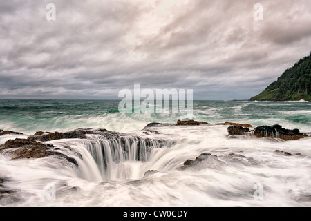 Thors gut ist durch den Sturm Flut an Oregons Cape Perpetua Naturgebiet Gefahren immer wieder aufgefüllt. Stockfoto