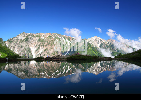 Happo-Ike-Teich und Mt. Shiroumadake in Nagano, Japan Stockfoto