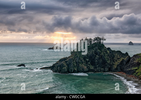 Eine kurze Lichtung unter den Gewitterwolken am Oregons Boardman State Park und der südlichen Küste von Curry County. Stockfoto