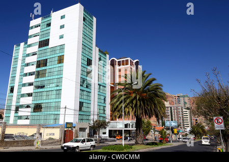 Apartmentgebäude und Blick auf die Avenida Ballivian, Calacoto, Zona Sur, La Paz, Bolivien Stockfoto