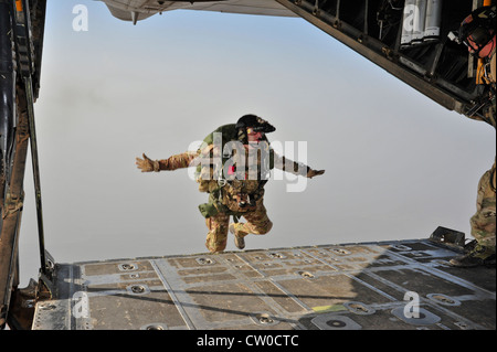 Ein Parareskueneur der US-Luftwaffe aus dem 82. Expeditionary Rescue Squadron (ERQS) verlässt den Rücken eines HC-130P Combat King aus dem 81. ERQS 30. Juli 2012 über der Grand Bara Wüste, Dschibuti. Die 82. ERQS und 81. ERQS führten Trainingsübungen zur Unterstützung der kombinierten Gemeinsamen Task Force - Horn von Afrika durch. Stockfoto