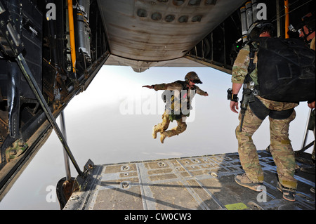 Ein Parareskueneur der US-Luftwaffe aus dem 82. Expeditionary Rescue Squadron (ERQS) verlässt den Rücken eines HC-130P Combat King aus dem 81. ERQS 30. Juli 2012 über der Grand Bara Wüste, Dschibuti. Die 82. ERQS und 81. ERQS führten Trainingsübungen zur Unterstützung der kombinierten Gemeinsamen Task Force - Horn von Afrika durch. Stockfoto