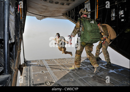 Ein Parareskueneur der US-Luftwaffe aus dem 82. Expeditionary Rescue Squadron (ERQS) verlässt den Rücken eines HC-130P Combat King aus dem 81. ERQS 30. Juli 2012 über der Grand Bara Wüste, Dschibuti. Die 82. ERQS und 81. ERQS führten Trainingsübungen zur Unterstützung der kombinierten Gemeinsamen Task Force - Horn von Afrika durch. Stockfoto