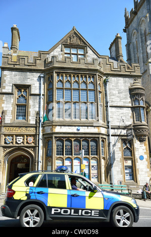 Polizeiauto außerhalb Dorset County Museum, hohe Weststraße, Dorchester, Dorset, England, Vereinigtes Königreich Stockfoto