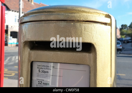 Gold Post Box in der Neuen Straße, Horsforth, Leeds, wo Alistair Brownlee lebte. Er feiert seine Goldmedaille bei Olympischen Triathlon 2012 Stockfoto