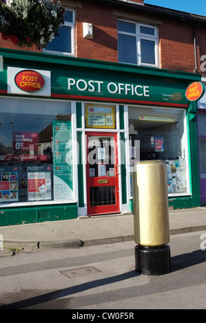 Gold Post Box in der Neuen Straße, Horsforth, Leeds, wo Alistair Brownlee lebte. Er feiert seine Goldmedaille bei Olympischen Triathlon 2012 Stockfoto