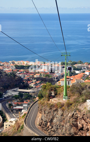 Portugal - Madeira - Funchal Stadt - gesehen von der Seilbahn Monte - zeigen die roten Fliesen Dächer und steilen Serpentinen Stockfoto