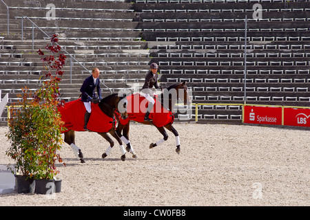 Deutschen Olympischen Champions Ingrid Klimke und Michael Jung tun die Ehrenrunde, International Marbach Vielseitigkeit, 2012. Stockfoto