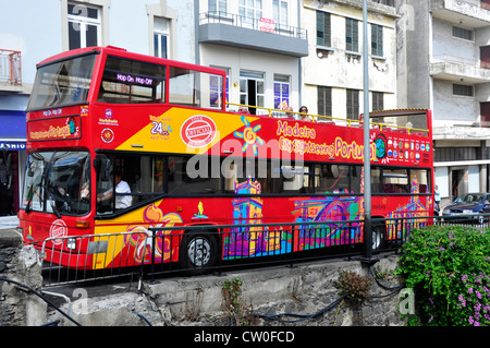 Portugal - Madeira - Funchal Stadt - Insel unverwechselbaren roten offenen Bus bietet lokale Touren - ähnlich wie Busse in London gesehen Stockfoto