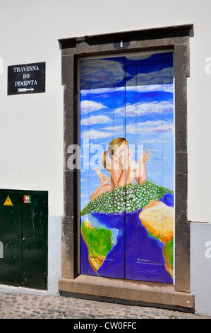 Portugal - Madeira - Funchal Zona Velha - dekorierte Haus Tür - durch lokale Künstler - Plan zu erhellen die Umgebung Stockfoto