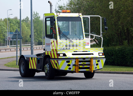 Terberg-Schlepper-LKW bei DIRFT, Northamptonshire, UK Stockfoto