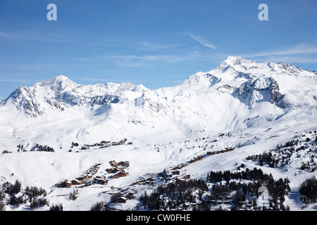 Bäume und Skipisten auf verschneiten Bergen Stockfoto