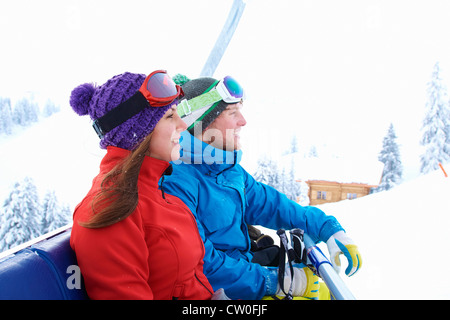 Lächelnde Skifahrer Skilift fahren Stockfoto