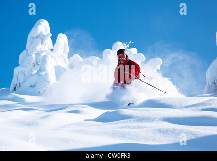 Ausrollen auf verschneiten Hang Skifahrer Stockfoto