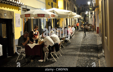 Portugal - Madeira - Funchal Zona Velha - Altstadt - Abend auf der Rue Santa Maria - Diners unter den Straßenlaternen Stockfoto