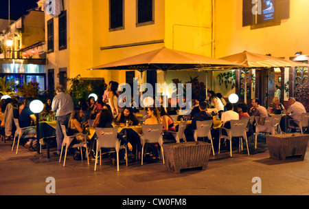 Portugal - Madeira - Funchal Zona Velha - spät abends in der Altstadt - beschäftigt Open-Air-Restaurant - Atmosphäre Stockfoto