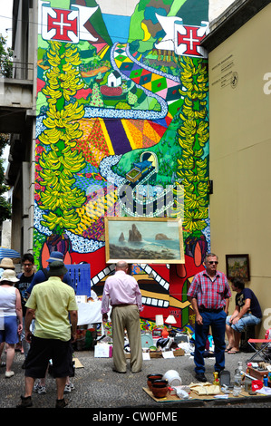 Portugal - Madeira - Funchal Zona Velha - Straße Markt - Hintergrund der farbenfrohe Fresko Inselleben und produzieren Stockfoto