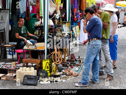 Portugal - Madeira - Funchal Zona Velha - Stall in Straßenmarkt - Käufer über einen möglichen Kauf Stockfoto