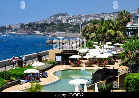 Portugal - Madeira - Funchal - Blick vom Hotel Porto Santa Maria - Zona Velha - über den Pool und entlang der Bucht Stockfoto