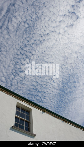 Makrele Himmel über Leuchtturm am Mitesser, Nordirland. Stockfoto