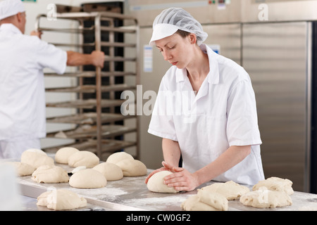 Koch Backen in Küche Stockfoto