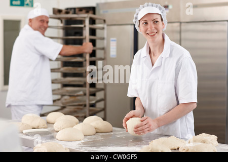 Koch Backen in Küche Stockfoto