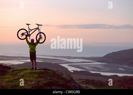 Man Betrieb Fahrrad auf Hügel Stockfoto